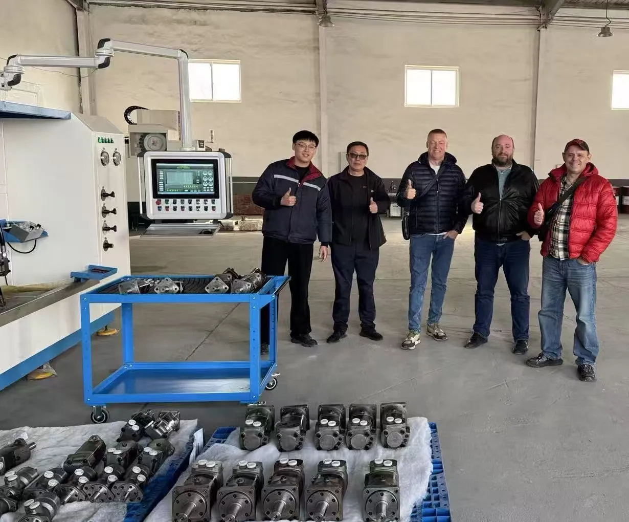 Rus müşteriler inceleme ve görüş alışverişi için Qingdao'daki Yushan hidrolik motor fabrikasını ziyaret etti.